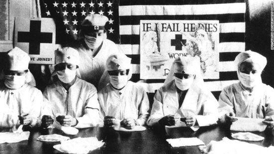 Tình nguyện viên Hội Chữ thập đỏ đeo khẩu trang trong đại dịch cúm năm 1918.