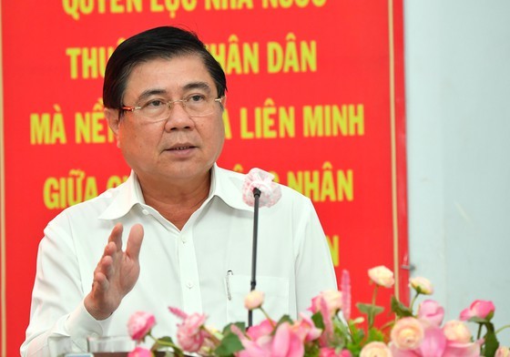 Chủ tịch UBND TPHCM Nguyễn Thành Phong tiếp xúc cử tri quận 1. Ảnh: VIỆT DŨNG