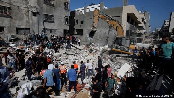 Sau mỗi đợt không kích của Israel, nhiều đống đổ nát mới ở Dải Gaza lại xuất hiện. Lực lượng cứu hộ phải chạy đua để tìm kiếm cả người còn sống lẫn người tử vong. (Nguồn: Reuters)
