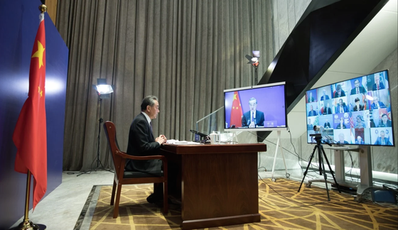  Bộ trưởng Ngoại giao Trung Quốc Vương Nghị chủ trì cuộc tranh luận mở của Hội đồng Bảo an Liên hợp quốc thông qua liên kết video hôm 16-5. Ảnh: Xinhua/SCMP