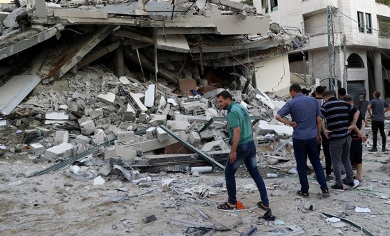 Một tòa nhà dân sư bị Israel không kích sập ở Gaza. Ảnh: AP ảnh 1 Chú thích ảnh