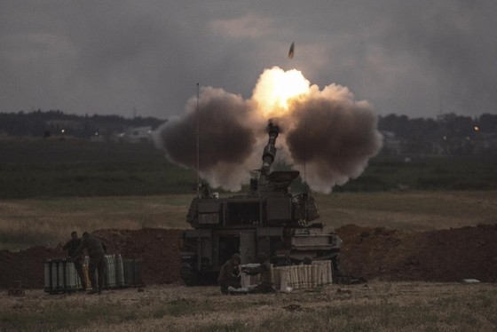 Đơn vị pháo tự hành Israel khai hỏa nhằm vào mục tiêu ở Gaza ngày 17/5. Ảnh: AP ảnh 3 Chú thích ảnh