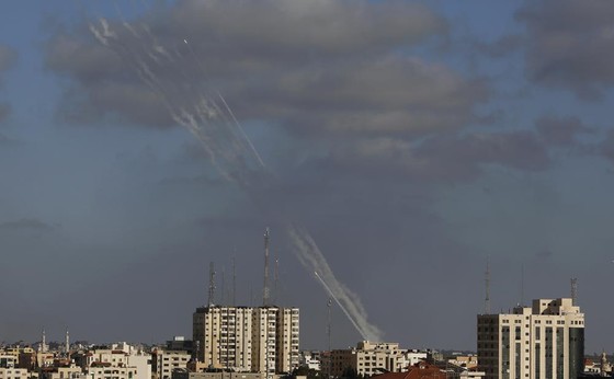Hamas nã rocket từ Gaza vào Israel ngày 17/5. Ảnh: AP