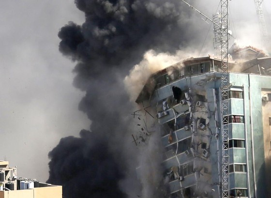 Tòa nhà chứa văn phòng của AP và các hãng truyền thông ở Gaza đổ sập ngày 15/5. Ảnh: AP ảnh 2 Chú thích ảnh