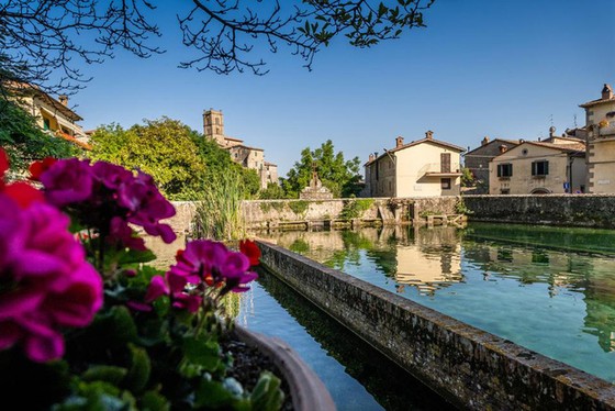 Một trong những ngôi làng đẹp nhất Italy tặng hàng chục nghìn euro cho người nước ngoài đến sinh sống và làm việc - Ảnh 1. Một trong những ngôi làng đẹp nhất Italy tặng hàng chục nghìn euro cho người nước ngoài đến sinh sống và làm việc - Ảnh 1.