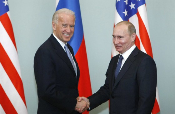 Biden sẽ thể hiện khác Trump trong cuộc gặp thượng đỉnh với Putin? ảnh 1 Ông Joe Biden (khi còn là Phó Tổng thống) và ông Vladimir Putin trong một cuộc gặp ở Moscow hồi tháng 3/2011. Ảnh: AP