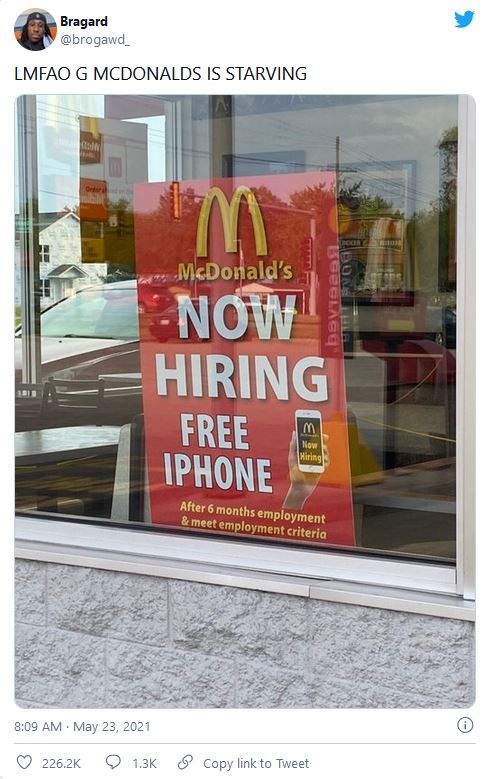 Thiếu nhân công, cửa hàng McDonald tặng iPhone cho người chịu làm việc 6 tháng - Ảnh 1. Thiếu nhân công, cửa hàng McDonald tặng iPhone cho người chịu làm việc 6 tháng - Ảnh 1.
