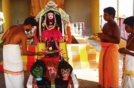  Những người theo đạo Hindu thực hiện nghi lễ cầu nguyện trước một thần tượng được người dân địa phương gọi là ‘Corona Devi’. Ảnh: AFP