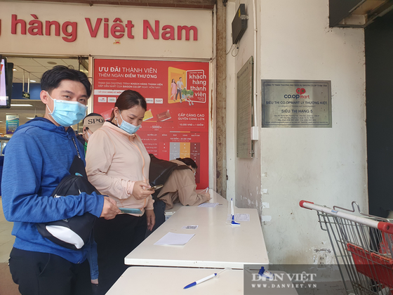 Người dân TPHCM đi siêu thị online tăng chóng mặt, nhân viên giao hàng 'không kịp thở' ảnh 3 Người dân TPHCM đi siêu thị online tăng chóng mặt, nhân viên giao hàng 'không kịp thở' ảnh 3