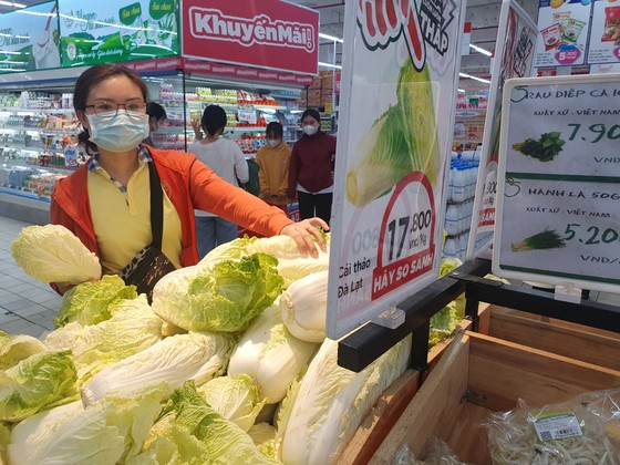 Người dân TPHCM đi siêu thị online tăng chóng mặt, nhân viên giao hàng 'không kịp thở'