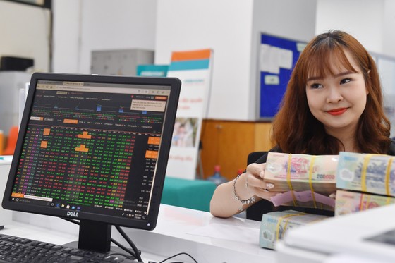 Vay nợ 110.000 tỷ đánh chứng khoán, cảnh báo trên đỉnh kỷ lục ảnh 1 Vay nợ 110.000 tỷ đánh chứng khoán, cảnh báo trên đỉnh kỷ lục ảnh 1