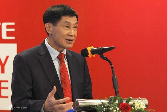 Ông Johnathan Hạnh Nguyễn: 'Tôi không muốn chỉ ngồi một chỗ bán hàng hiệu' ảnh 1