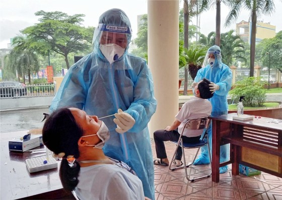 Người lao động phải có kết quả xét nghiệm âm tính với SARS-CoV-2 trước khi  đến nơi ở tập trung làm việc trong suốt quá trình doanh nghiệp thực hiện vừa cách ly, vừa sản xuất. Ảnh: HCDC