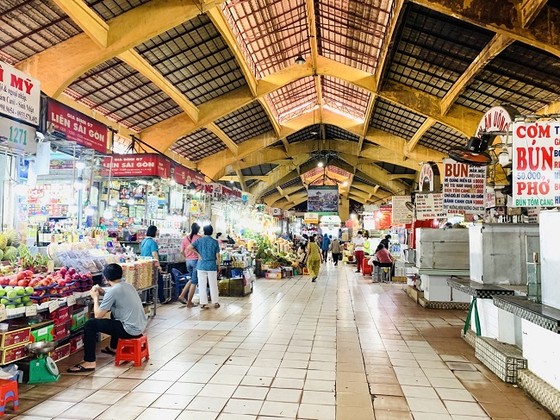 Tiểu thương ở chợ TPHCM phải ghi lại tên, số điện thoại của khách mua hàng ảnh 1