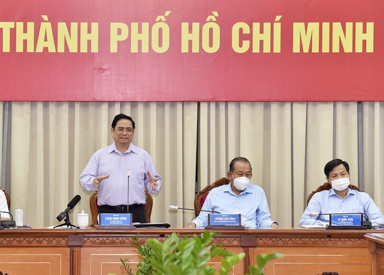 Thủ tướng lưu ý TP Hồ Chí Minh phải phân tích kỹ hơn, xác định rõ nguồn lây nhiễm trong khu cách ly, trong cộng đồng để đưa ra giải pháp phù hợp. Ảnh: VGP/Nhật Bắc
