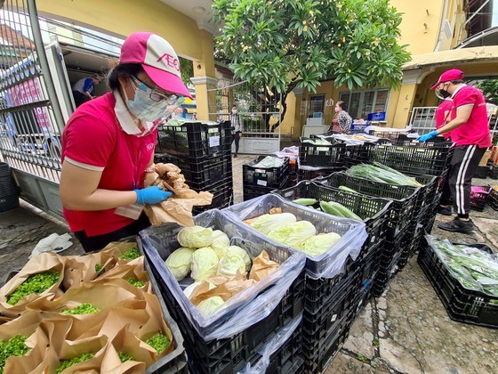 Xuất hiện hàng chục điểm bán thực phẩm, rau quả khắp thành phố, hết cảnh xếp hàng ở siêu thị ảnh 1 Xuất hiện hàng chục điểm bán thực phẩm, rau quả khắp thành phố, hết cảnh xếp hàng ở siêu thị ảnh 1