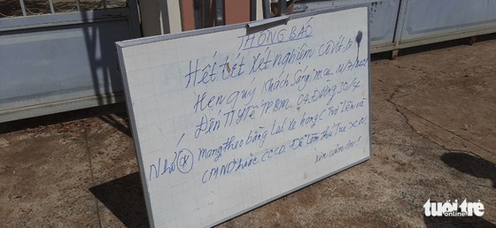 2 tỉnh không nhận, vạ vật ăn ngủ trên xe suốt tuần vì 'giấy thông hành' ảnh 5 2 tỉnh không nhận, vạ vật ăn ngủ trên xe suốt tuần vì 'giấy thông hành' ảnh 5