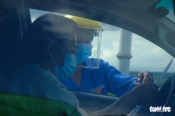2 tỉnh không nhận, vạ vật ăn ngủ trên xe suốt tuần vì 'giấy thông hành' ảnh 2 2 tỉnh không nhận, vạ vật ăn ngủ trên xe suốt tuần vì 'giấy thông hành' ảnh 2