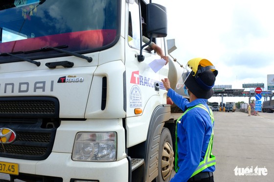 2 tỉnh không nhận, vạ vật ăn ngủ trên xe suốt tuần vì 'giấy thông hành' ảnh 3 2 tỉnh không nhận, vạ vật ăn ngủ trên xe suốt tuần vì 'giấy thông hành' ảnh 3