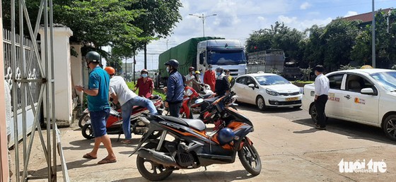 2 tỉnh không nhận, vạ vật ăn ngủ trên xe suốt tuần vì 'giấy thông hành' ảnh 4 2 tỉnh không nhận, vạ vật ăn ngủ trên xe suốt tuần vì 'giấy thông hành' ảnh 4