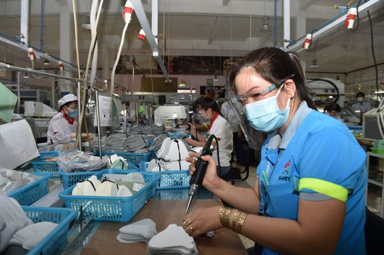 Thủ tướng: Chính phủ đang và sẽ làm hết sức có thể, không để mất cân đối vĩ mô, khủng hoảng kinh tế ảnh 1