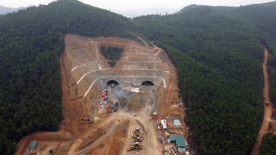 Thi công hầm Trường Vinh dự án thành phần cao tốc Nghi Sơn - Diễn Châu thuộc dự án cao tốc Bắc - Nam phía Đông giai đoạn 2017-2020 - Ảnh: TRẦN HUY HÙNG