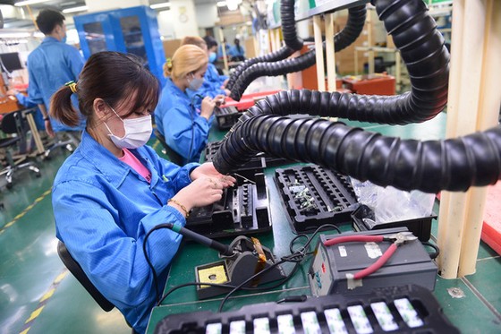 Công nhân làm việc tại Công ty Vexos (100% vốn nước ngoài) trong Khu chế xuất Tân Thuận (quận 7, TP.HCM) chiều 8-2 - Ảnh: QUANG ĐỊNH