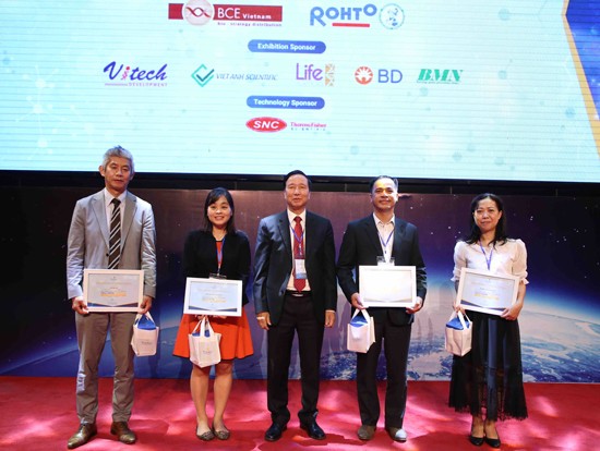GS.TS.BS Nguyễn Thanh Liêm, Viện trưởng Viện Nghiên cứu Tế bào Gốc và Công nghệ Gen Vinmec tặng quà lưu niệm cho các diễn giả tham gia Hội nghị.