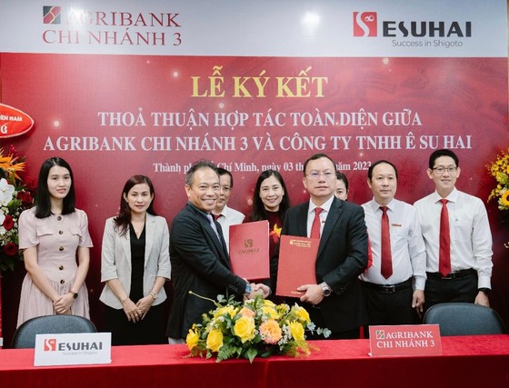 Đại diện Agribank Chi nhánh 3 và Công ty ESUHAI ký kết thoả thuận hợp tác toàn diện.