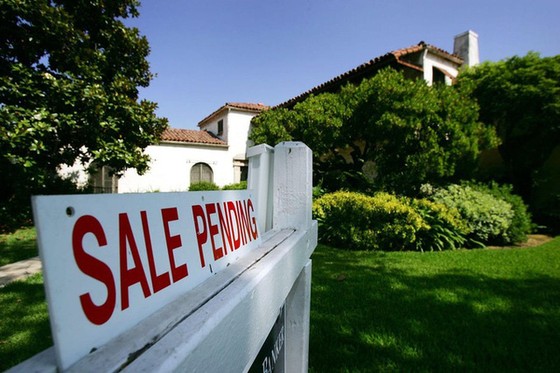 Người Mỹ lưỡng lự xuống tiền mua nhà trong bối cảnh lãi suất tăng và thị trường hạ nhiệt (Ảnh: Getty).