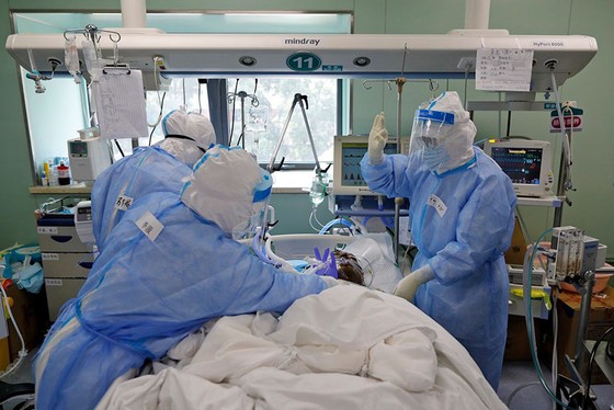 Nhân viên y tế chăm sóc một bệnh nhân Covid-19 tại tỉnh Hồ Bắc của Trung Quốc vào tháng trước. ẢNH: SHEN BOHAN / XINHUA / ZUMA