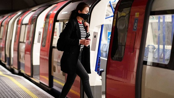 Một người phụ nữ được nhìn thấy đeo khẩu trang khi cô lên tàu ở ga tàu điện ngầm London Bridge vào ngày 14 tháng 5. © Reuters