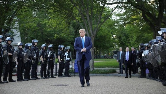 Tổng thống Trump tới chụp ảnh bên ngoài một nhà thờ gần Nhà Trắng.