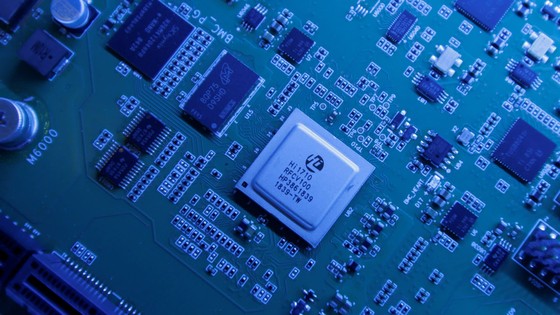 Một chipset Kunpeng 920 được thiết kế bởi công ty con HiSilicon của Huawei được trưng bày tại trụ sở của Huawei Technologies ở Thâm Quyến, Trung Quốc. © Reuters HIDEAKI RYUGEN