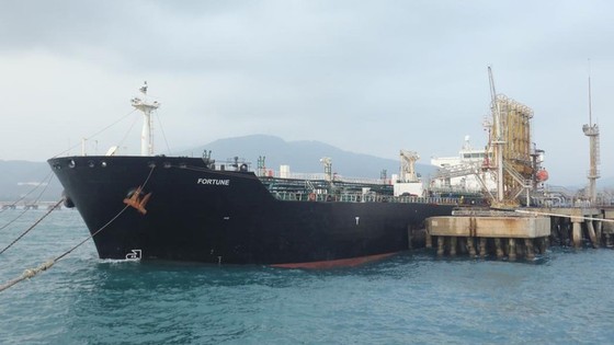 Một trong 5 tàu chở dầu Iran cập cảng Venezuela. Ảnh: Reuters