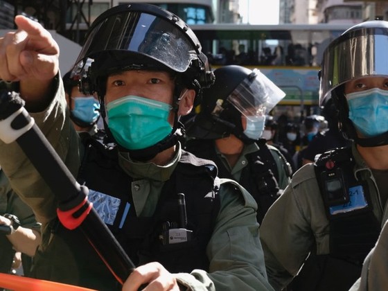 Cảnh sát Hong Kong giải tán người biểu tình tụ tập gần trụ sở Hội đồng Lập pháp hôm 28-6. Ảnh: AFP