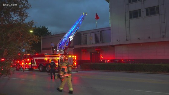 Vào tối thứ Ba tại Houston, cảnh sát và lính cứu hỏa đã xuống lãnh sự quán sau khi các nhân chứng báo cáo có những giấy tờ đã bị đốt bên ngoài