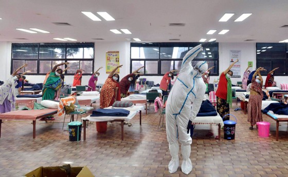 Bệnh nhân tập thể dục tại trung tâm điều trị bệnh nhân COVID-19 ở New Delhi, Ấn Độ, ngày 24/7/2020. Ảnh: THX/ TTXVN ảnh 4 Chú thích ảnh