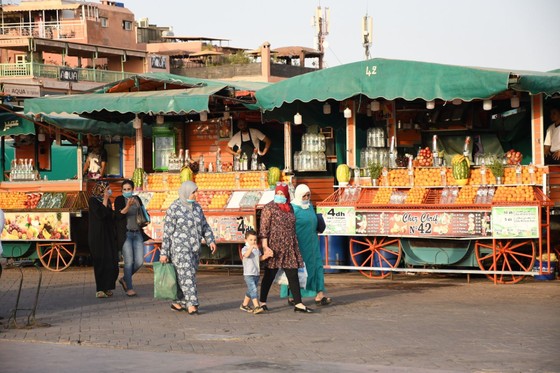 Người dân đeo khẩu trang phòng lây nhiễm COVID-19 tại Marrakech, Maroc ngày 22/7/2020. Ảnh: THX/ TTXVN ảnh 15 Chú thích ảnh