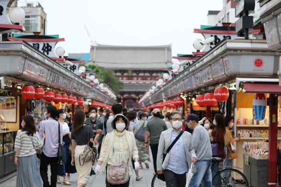 Người dân đeo khẩu trang phòng lây nhiễm COVID-19 tại Tokyo, Nhật Bản. Ảnh: THX/TTXVN ảnh 2 Chú thích ảnh