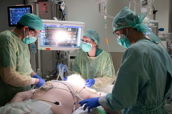 Nhân viên y tế điều trị cho bệnh nhân mắc COVID-19 tại một bệnh viện ở Brussels, Bỉ ngày 11/4/2020. Ảnh: AFP/TTXVN ảnh 6 Chú thích ảnh