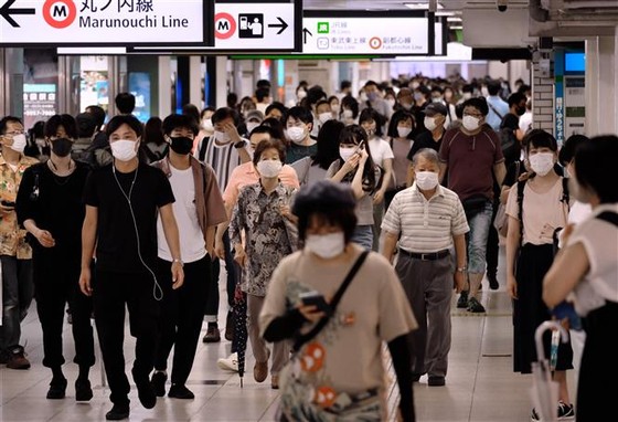 Người dân đeo khẩu trang phòng lây nhiễm COVID-19 tại Tokyo, Nhật Bản ngày 26/7/2020. Ảnh: AFP/TTXVN ảnh 11 Chú thích ảnh