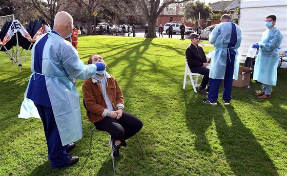 Nhân viên y tế lấy mẫu dịch xét nghiệm COVID-19 cho người dân tại Melbourne, bang Victoria, Australia ngày 1/7/2020. Ảnh: AFP/TTXVN ảnh 12 Chú thích ảnh
