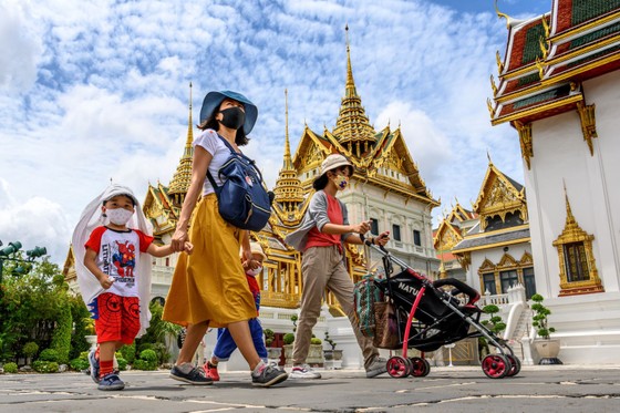 Du khách thăm quan Hoàng Cung ở Bangkok, Thái Lan, ngày 7/6. Ảnh: AFP/TTXVN ảnh 13 Chú thích ảnh