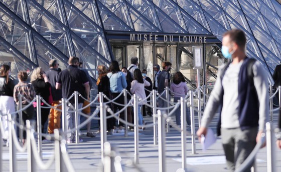 Du khách đeo khẩu trang phòng lây nhiễm COVID-19 khi thăm bảo tàng Louvre ở Paris, Pháp, ngày 6/7/2020. Ảnh: THX/ TTXVN ảnh 5 Chú thích ảnh