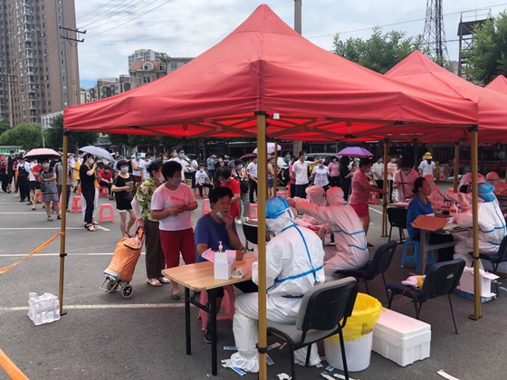 Một điểm lấy mẫu xét nghiệm COVID-19 tại Liêu Ninh, Trung Quốc ngày 26/7/2020. Ảnh: AFP/TTXVN ảnh 9 Chú thích ảnh