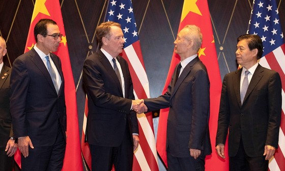 Phó Thủ tướng Trung Quốc Lưu Hạc bắt tay với Đại diện Thương mại Hoa Kỳ Robert Lighthizer trước một buổi chụp ảnh sau vòng đàm phán thương mại tại Thượng Hải vào ngày 31 tháng 7 năm 2019. Ảnh: VCG