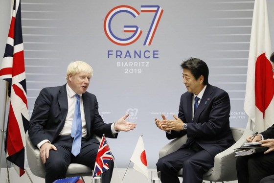  Thủ tướng Nhật Shinzo Abe và Thủ tướng Anh Boris Johnson trò chuyện tại Hội nghị thượng đỉnh G7 tại Pháp năm 2019. Ảnh: Japan Forward