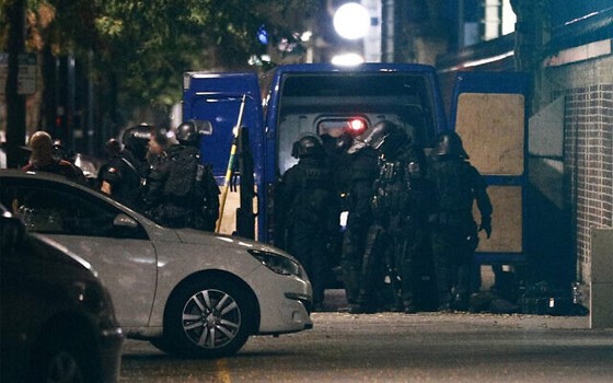 Cảnh sát Pháp tập trung bên ngoài một ngân hàng trong một tình huống bắt con tin ở thành phố cảng Le Havre, tây bắc nước Pháp, ngày 6/8/2020. Ảnh: AFP