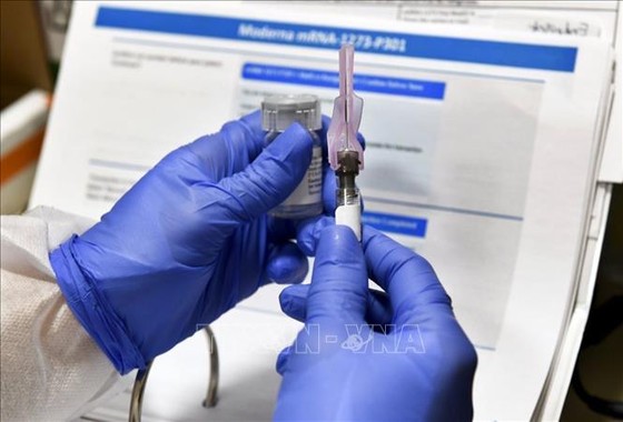 Nga nhận đặt hàng một tỷ liều vaccine ngừa Covid-19, Mỹ đặt hàng 100 triệu liều vaccine Moderna